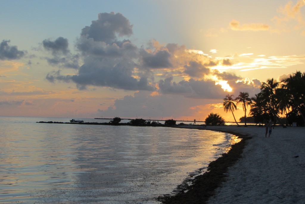 Auch im Pärchenurlaub kann man einen Sonnenuntergang alleine geniessen.