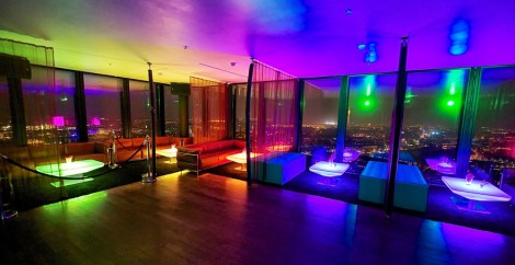 Die Lounge der Bar Rouge in Regenbogenfarben. Clubbing deluxe mit atemberaubender Aussicht.