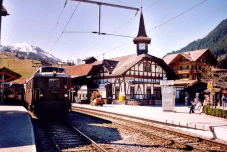 Der Bahnhof Zweisimmen. Hier holt sich April Pallas während ihren Ermittlungen ihre tägliche Ration Schokoriegel.