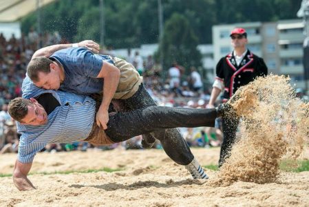 Das sind Schwinger. Schwingen ist ein Sport, der dem Ringen ähnelt. Schweizer Brauchtum at it's finest.