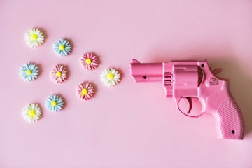 eine rosa Waffe