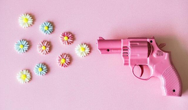 eine rosa Waffe