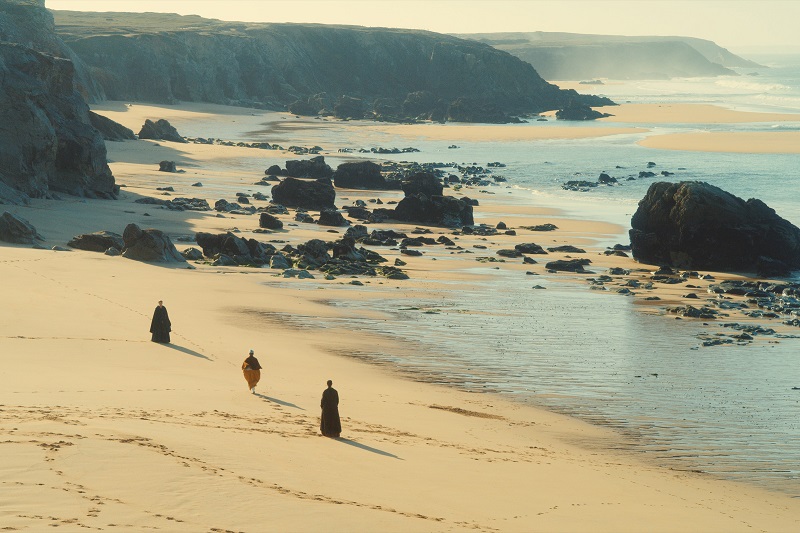 portrait-einer-jungen-frau-in-flammen-film-szene-strand-bretagne-frankreich