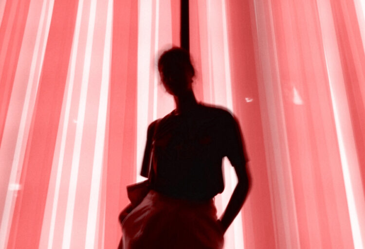 woman-shilouette-standing-beside-pink-window-strong-women-starke-frauen